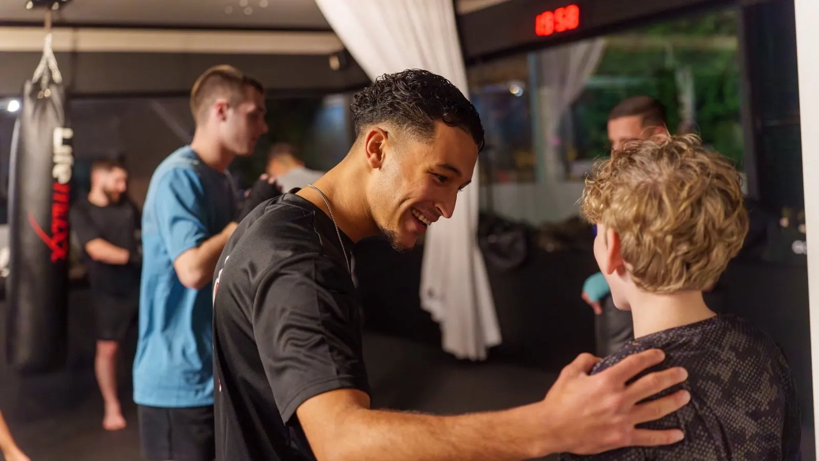 Trainer met een jonge kickbokser bij Tahiri Gym