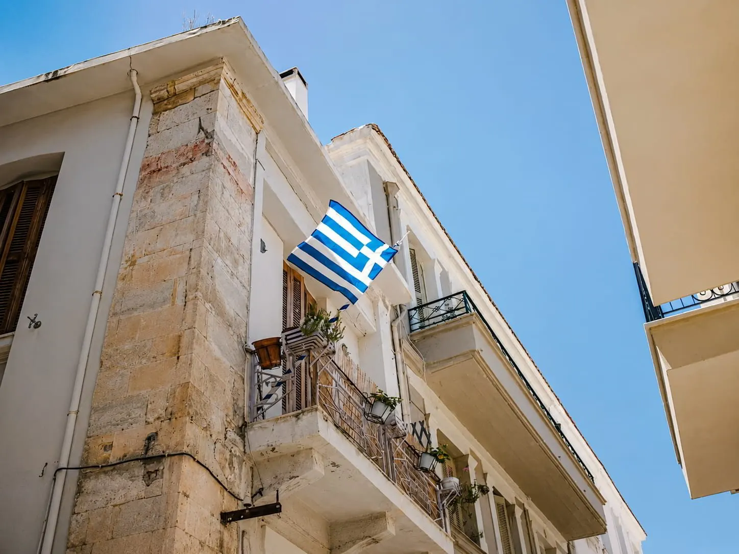 Grieks gebouw met de Griekse vlag, case Griekse Taverna Tasos