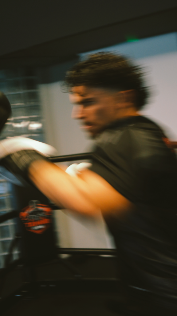Filmbeeld van een bokstraining bij Team Iron, content van Kaloudis Media