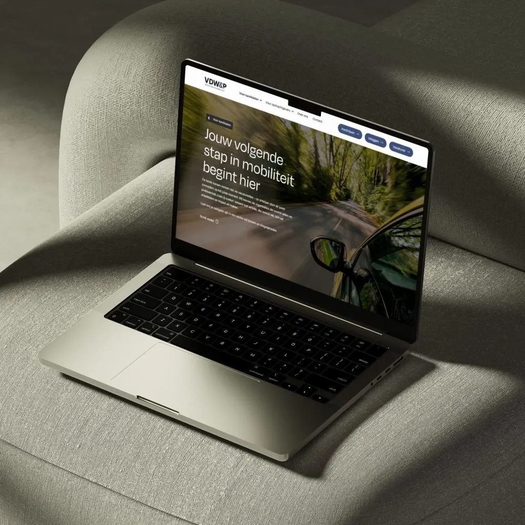 Laptop met de nieuwe website van Van der Wijngaart & Partners