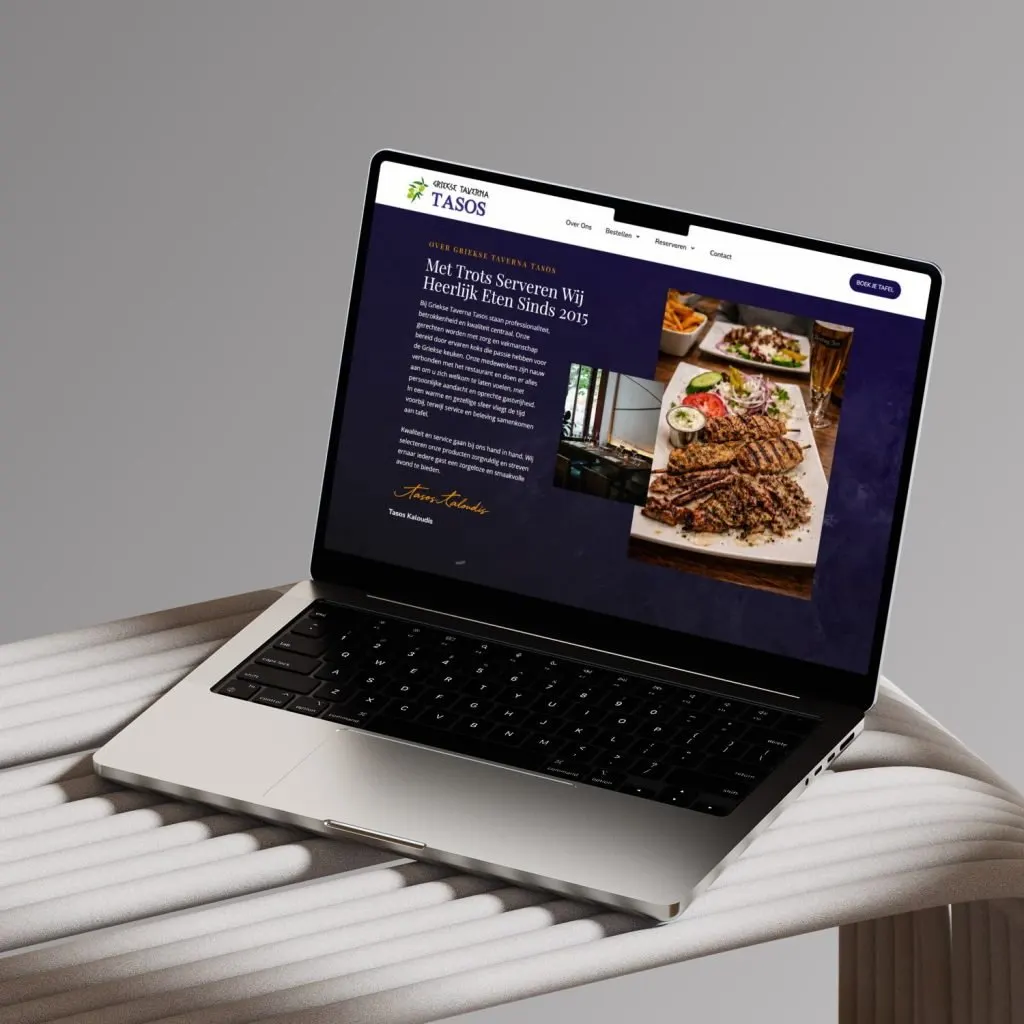 Laptop met de website van Griekse Taverna Tasos, gebouwd door Pagebooster