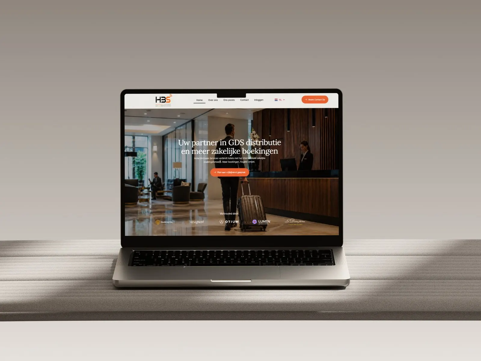 Laptop met de website van Hotel Bizzness Services