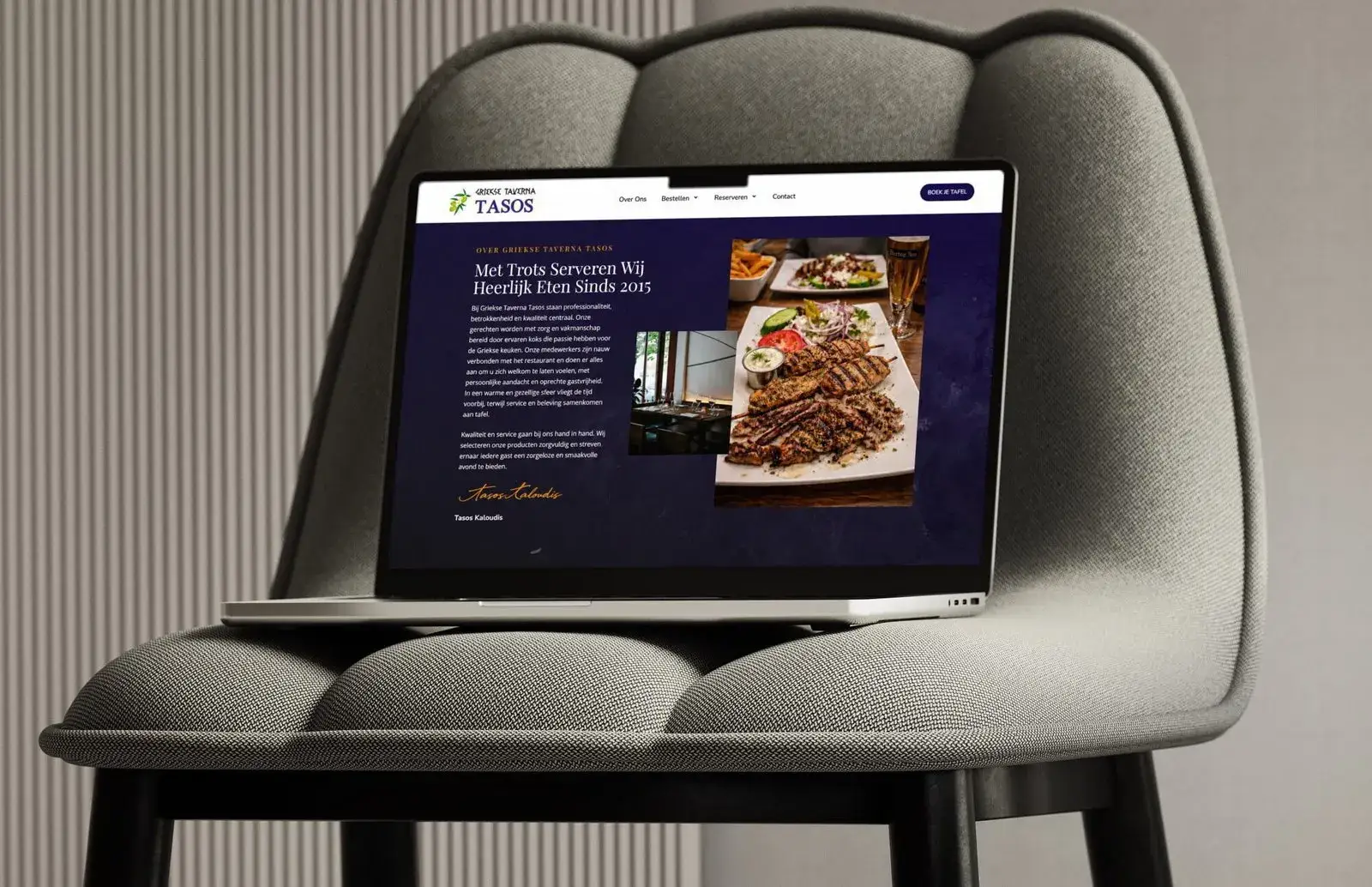 Laptop met een maatwerk restaurantwebsite op een stoel