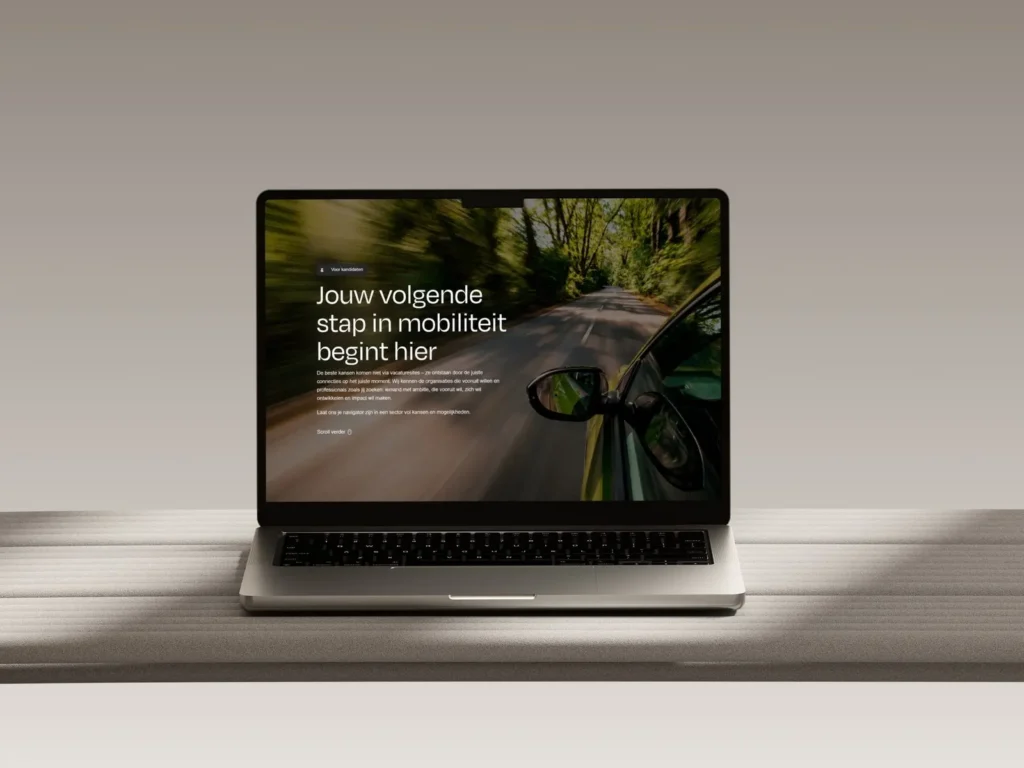 Laptop met een nieuwe website, dienst website laten maken