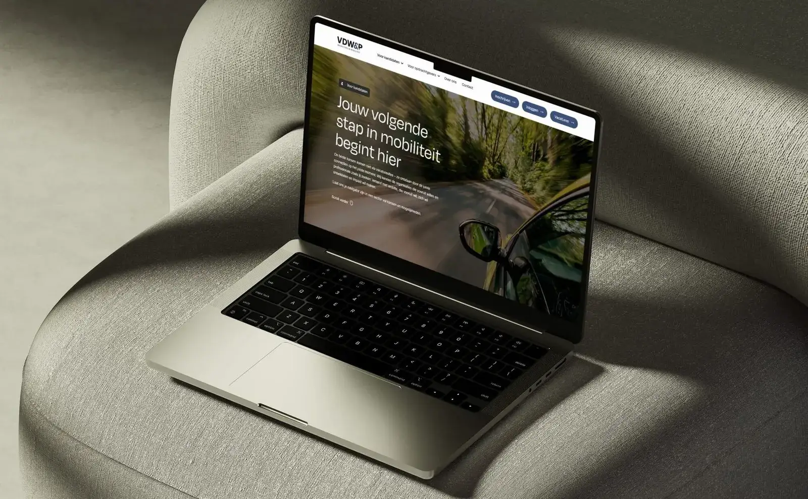 Maatwerk website laten maken: laptop met een WordPress website op een groene stoel