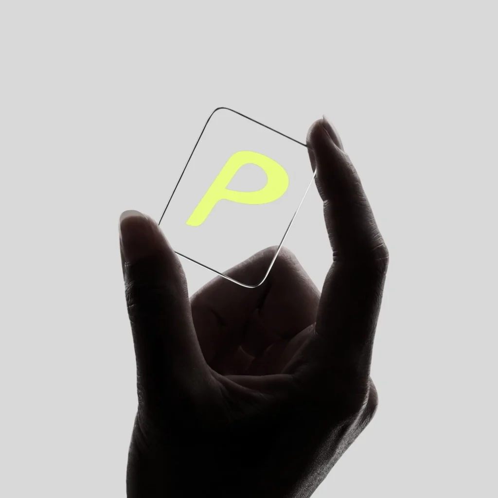 Pagebooster logo in glas in een hand