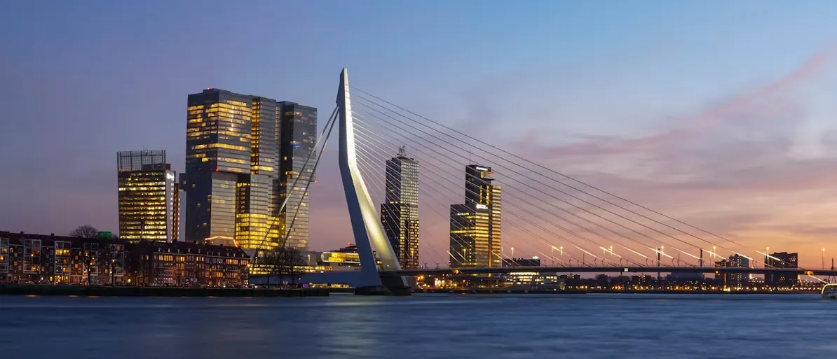 Skyline van Rotterdam met de Erasmusbrug bij zonsondergang