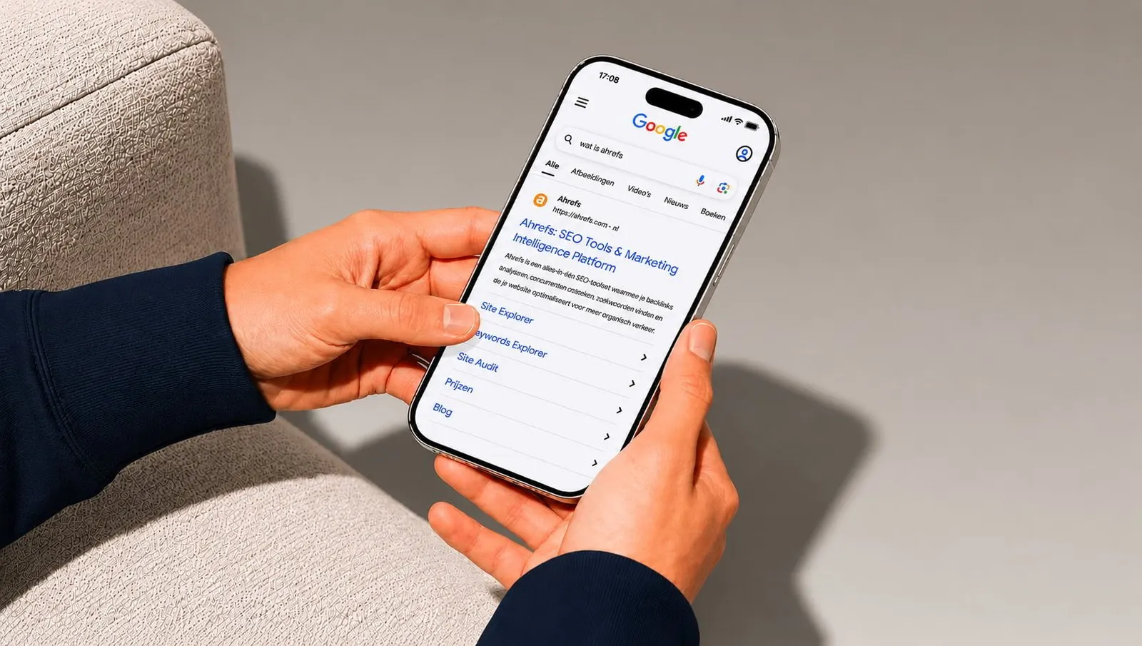 Smartphone met zoekresultaten in Google