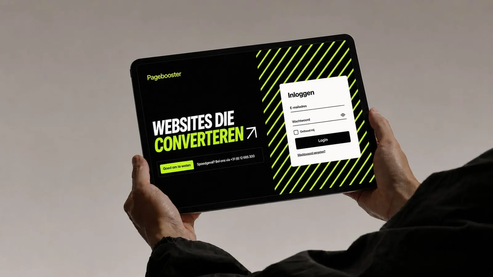 Tablet met een website in de hand, lokaal gevonden worden in Breda