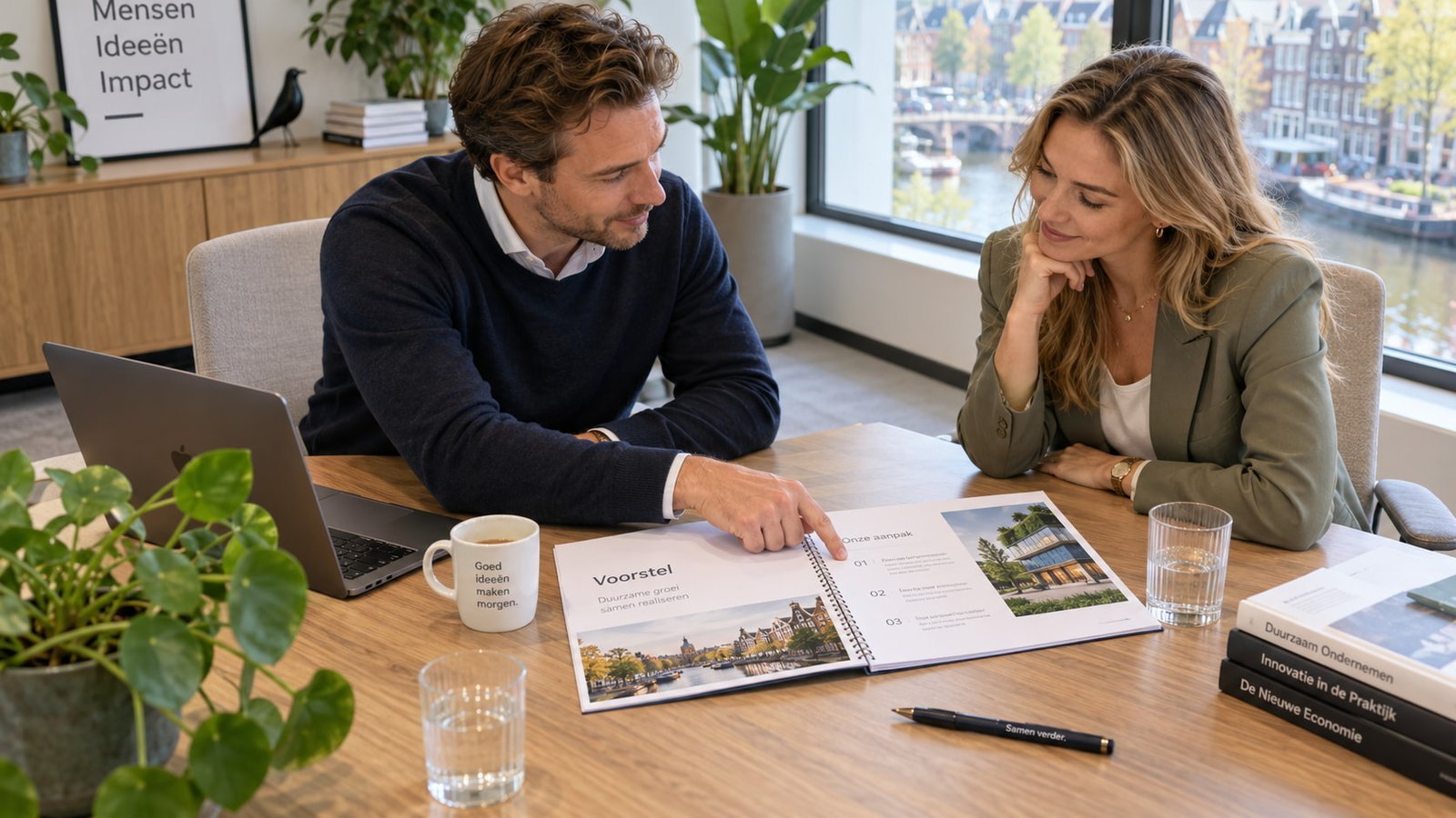 Twee ondernemers bespreken een voorstel voor SEO per maand